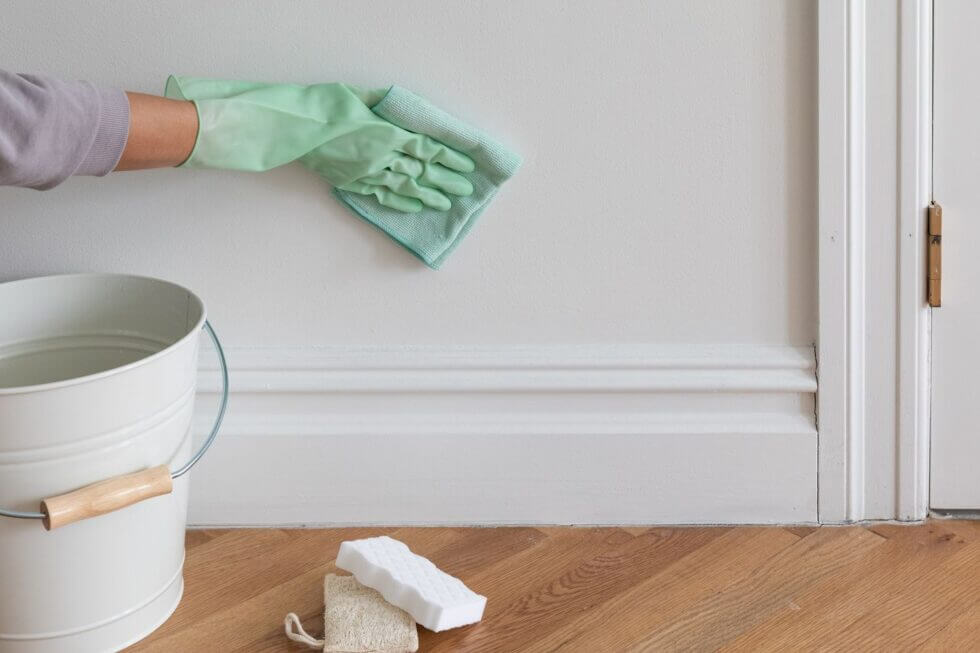Best-Way-to-Clean-White-Walls-Without-Removing-Paint-980x653